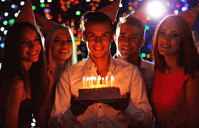 gente celebrando fiesta de cumpleaños