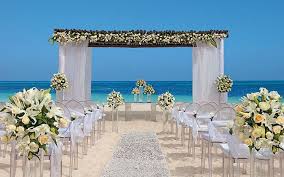 Altar de una boda en la playa